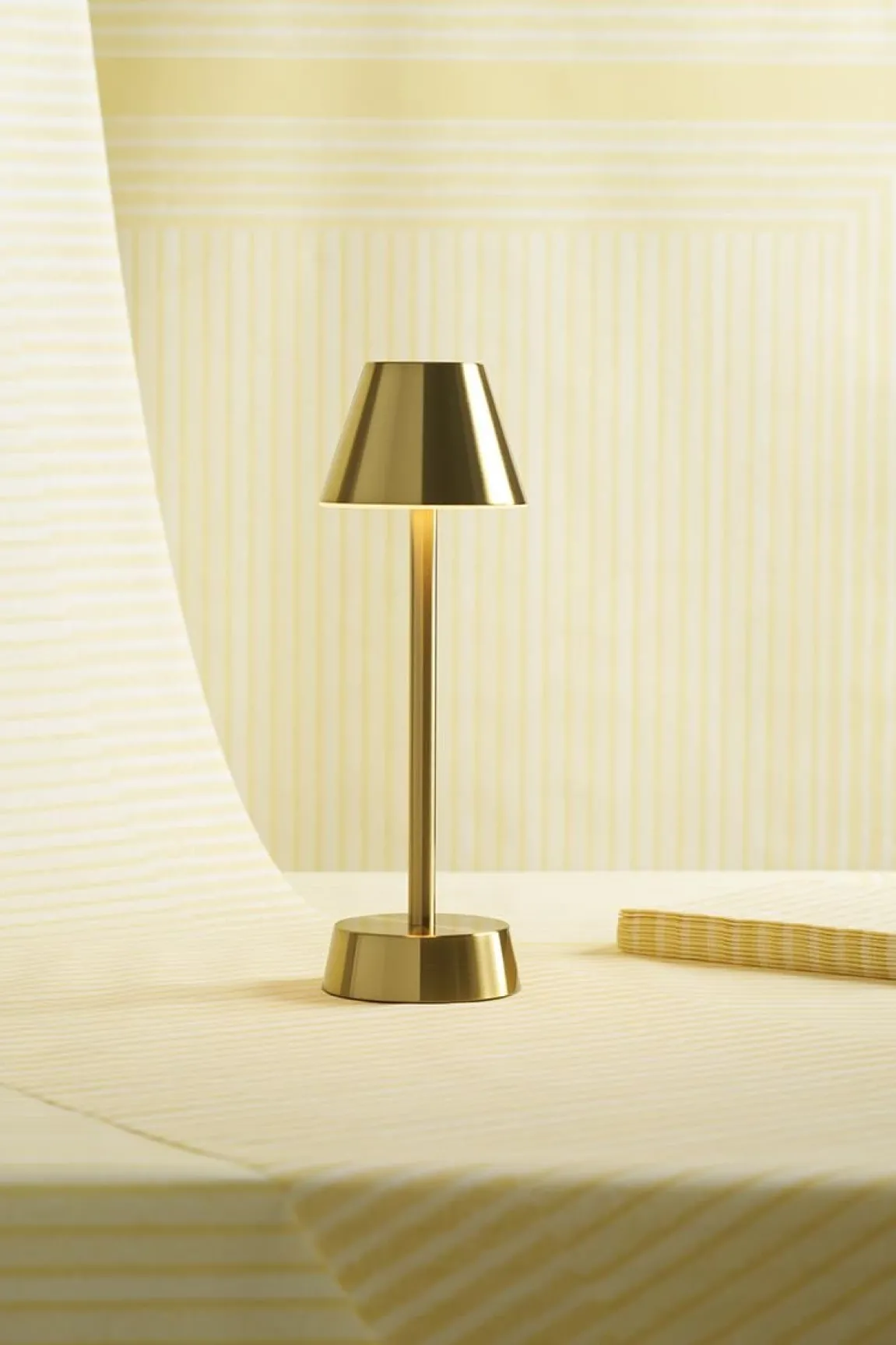 Bordslampa LED Duni Zelda Mässing
